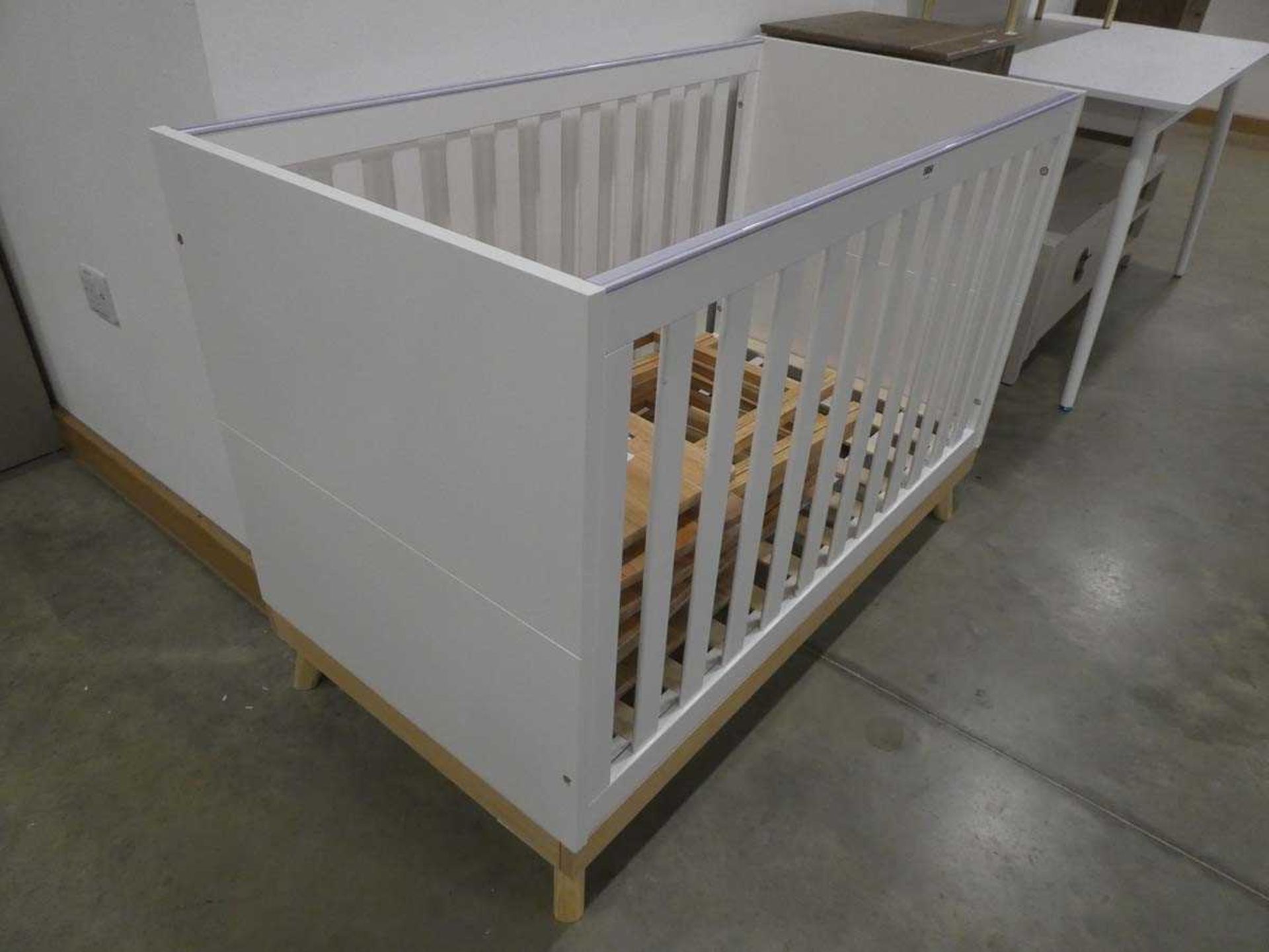 White painted child's cot - Image 2 of 2