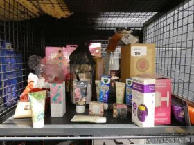 +VAT Cage containing various cosmetics incl. Winter in Venice gift set and various other creams