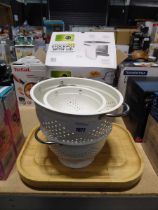 +VAT Boxed stock pot with lid, together with 3 piece colander and a cheese board set