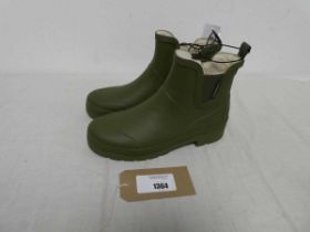 +VAT Pair of unboxed womens weatherproof ankle wellies in green (size 8)