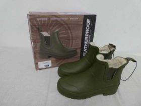 +VAT Pair of womens weatherproof ankle wellies in green (size 5)