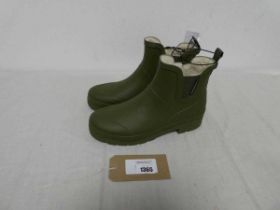 +VAT Pair of unboxed womens weatherproof ankle wellies in green (size 8)