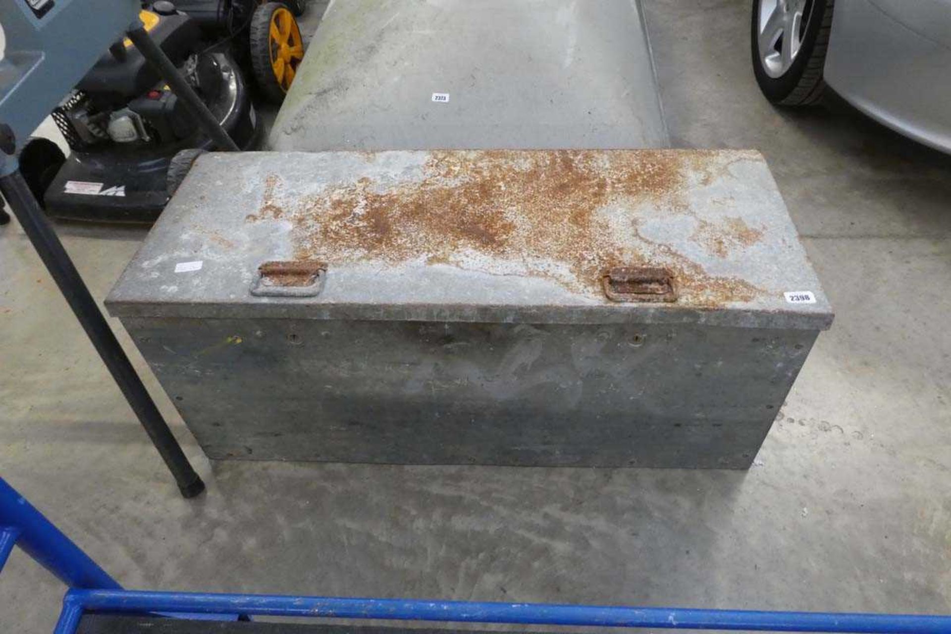 Large metal twin handled toolbox (no contents)