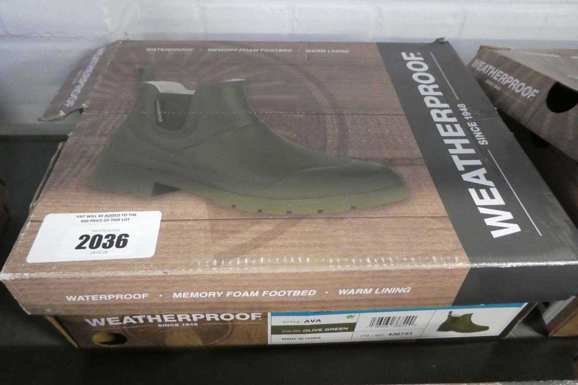 +VAT Pair of green ladies outdoor weatherproof boots (size UK 8)