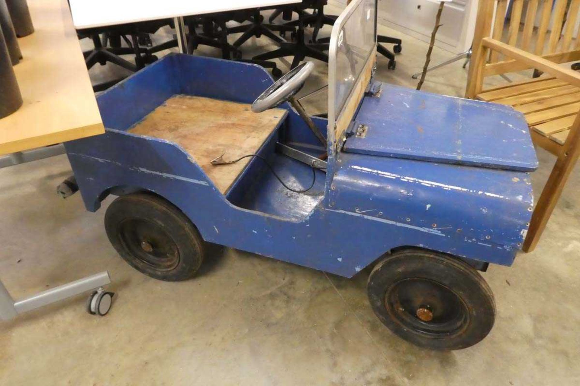 Wooden framed childs electric Jeep (in need of restoration) - Image 2 of 2
