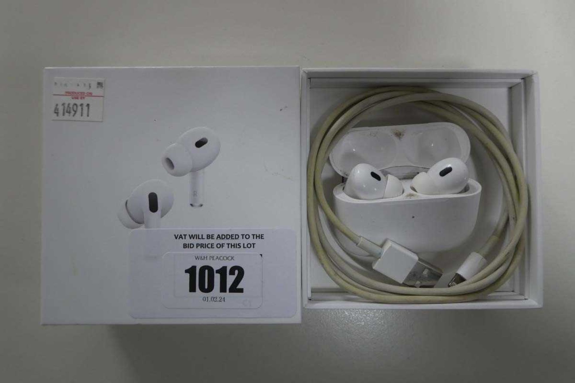+VAT Apple AirPods Pro (2nd generation) with charging case and cable in box (MQD83ZM/A)