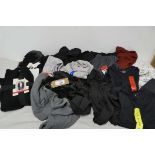 +VAT Approx. 20 items of mens and womens clothing incl. cardigans, leggings, t-shirts, jackets,