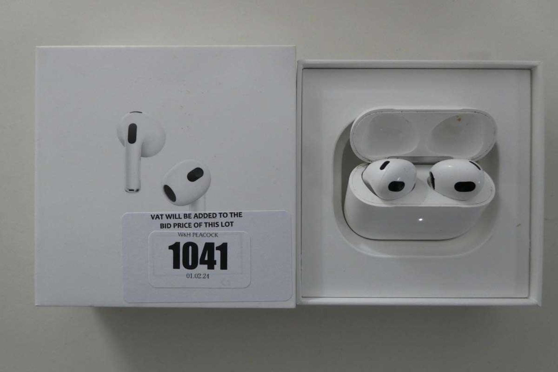 +VAT Apple AirPods (3rd Generation) with charging case and cable in box (MME73ZM/A)