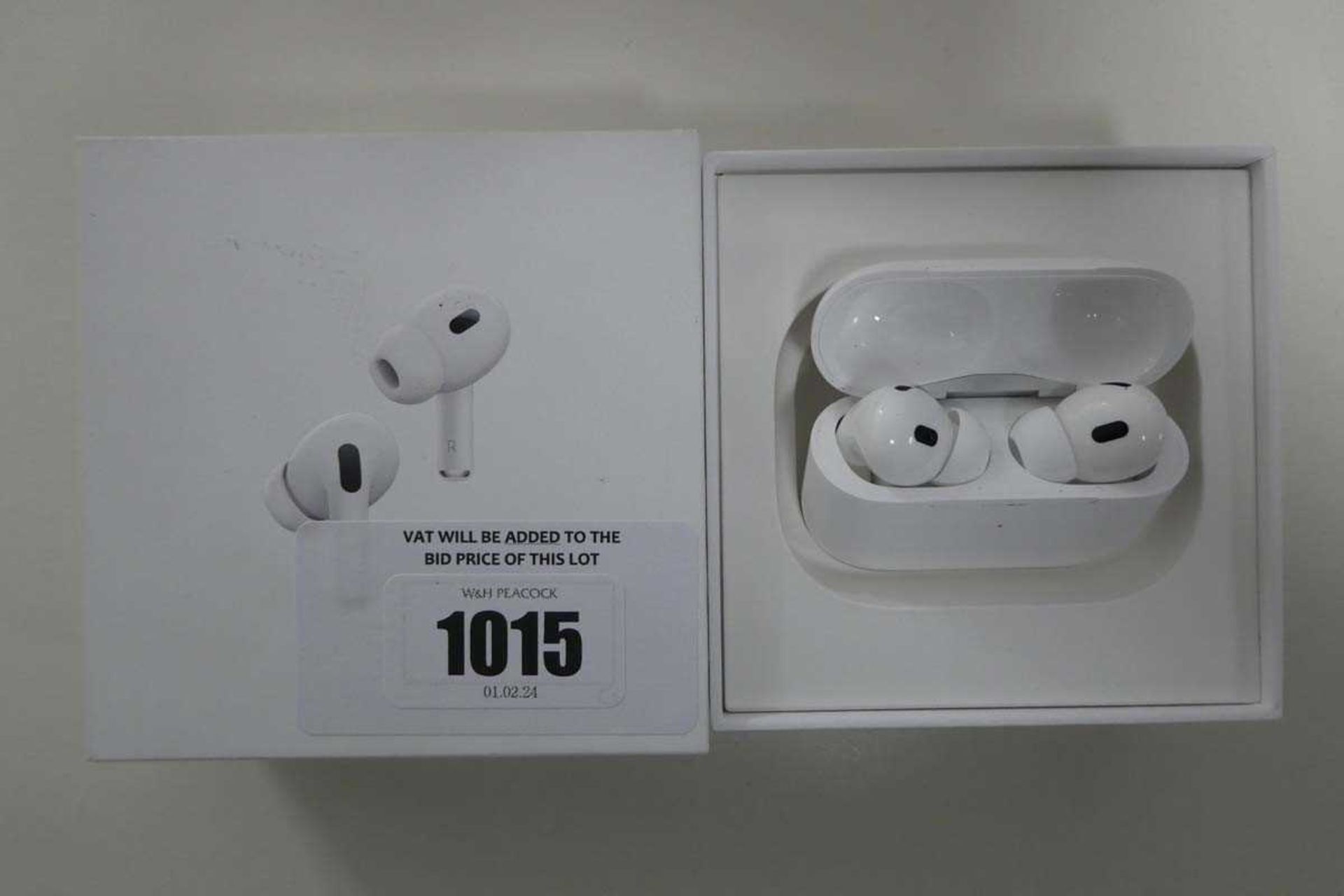 +VAT Apple AirPods Pro (2nd generation) with charging case and cable in box (MTJV3ZM/A)