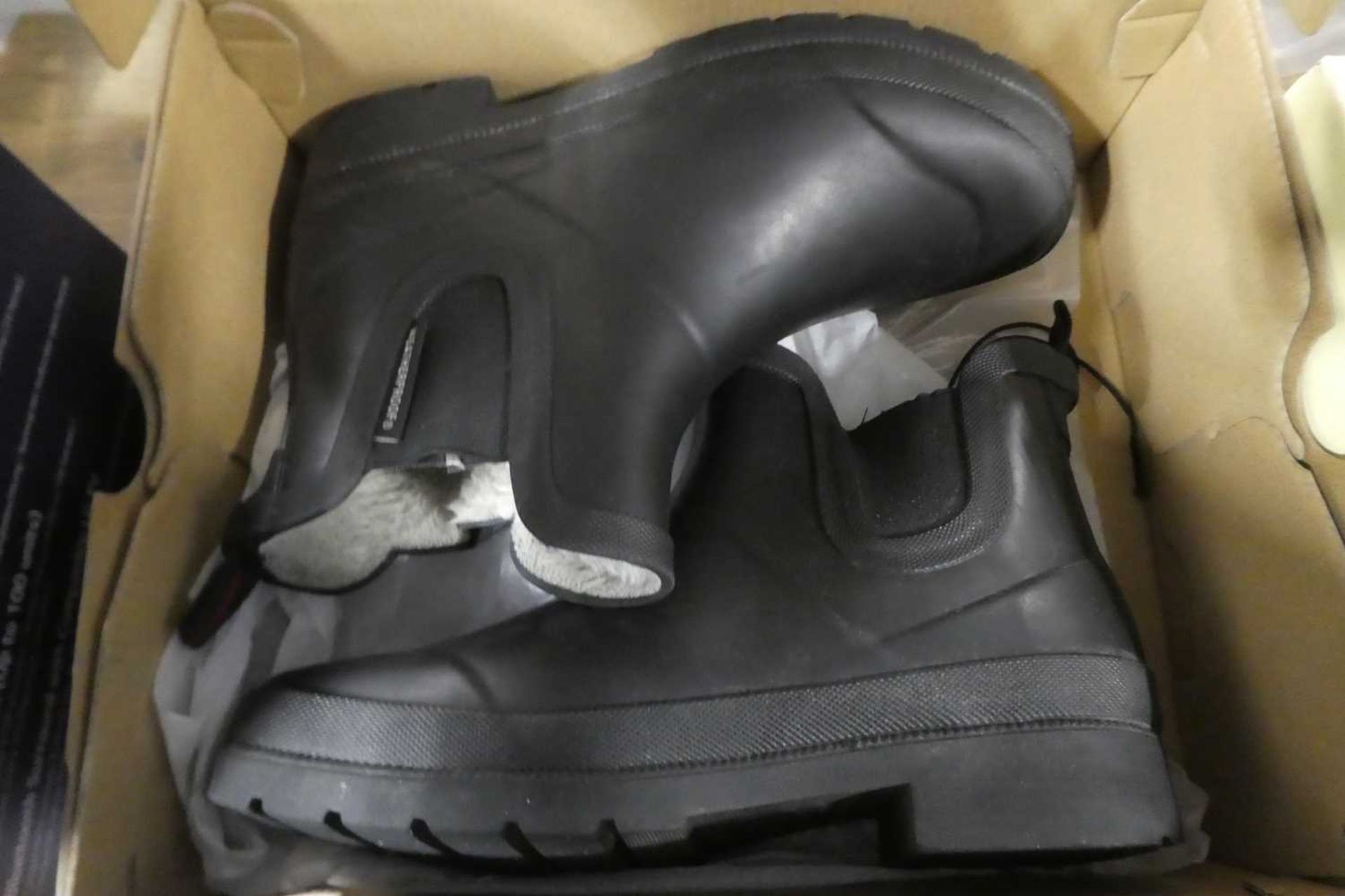 Box of ladies weatherproof boots in black (size 5)