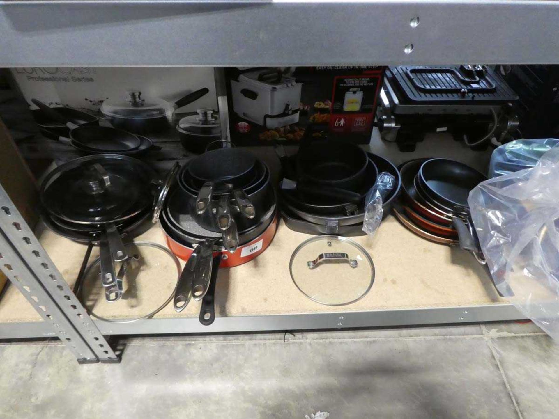 +VAT Half an underbay/large quantity of various cookware