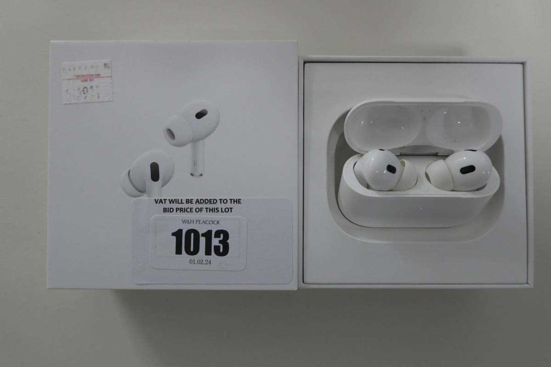 +VAT Apple AirPods Pro (2nd generation) with charging case and cable in box (MQD83ZM/A)