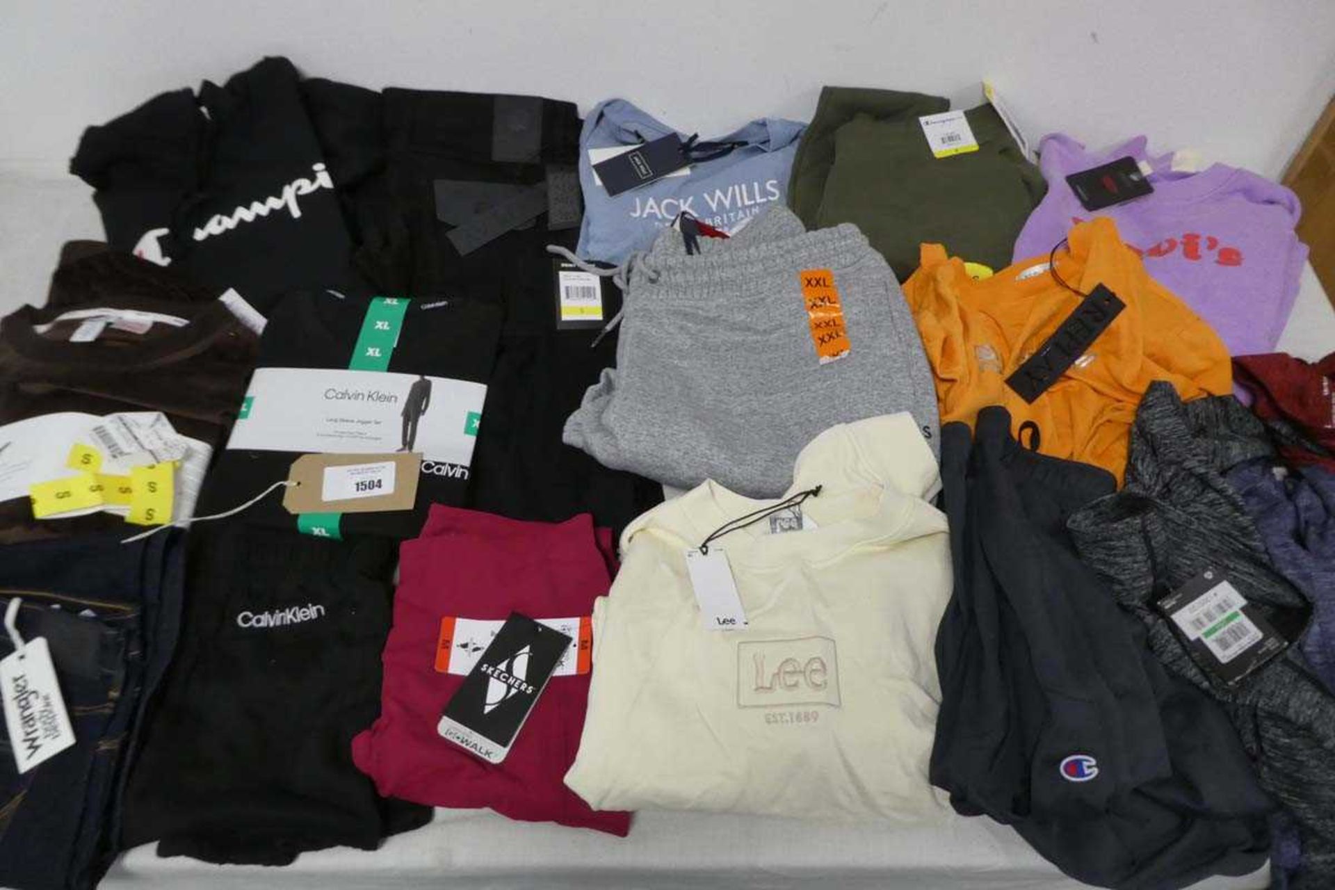 +VAT Approx. 20 items of clothing incl. Levi's, Jack Wills, Champion, Replay, Skechers, DKNY, etc.