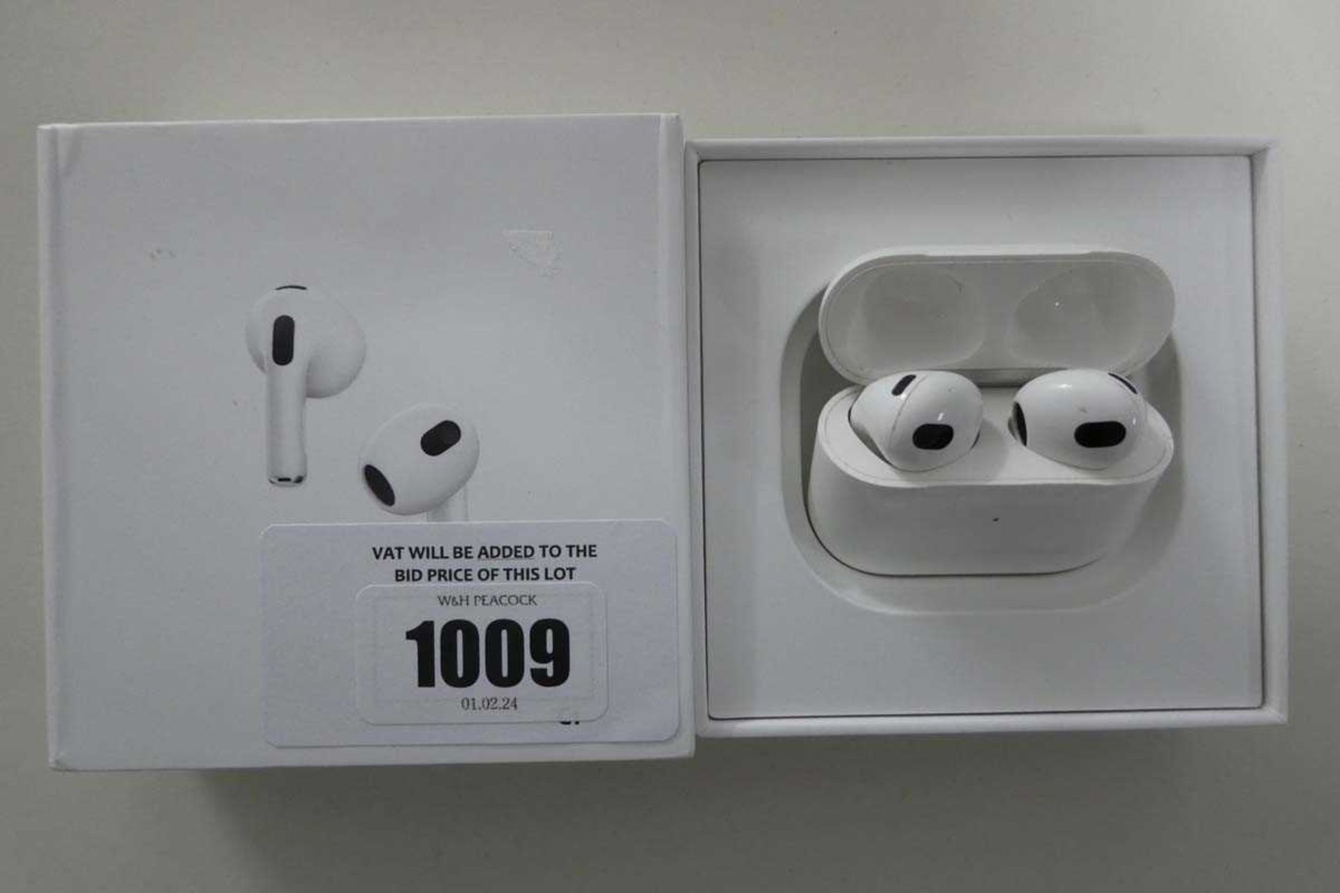 +VAT Apple AirPods (3rd Generation) with charging case and cable in box (MPNY3ZM/A)