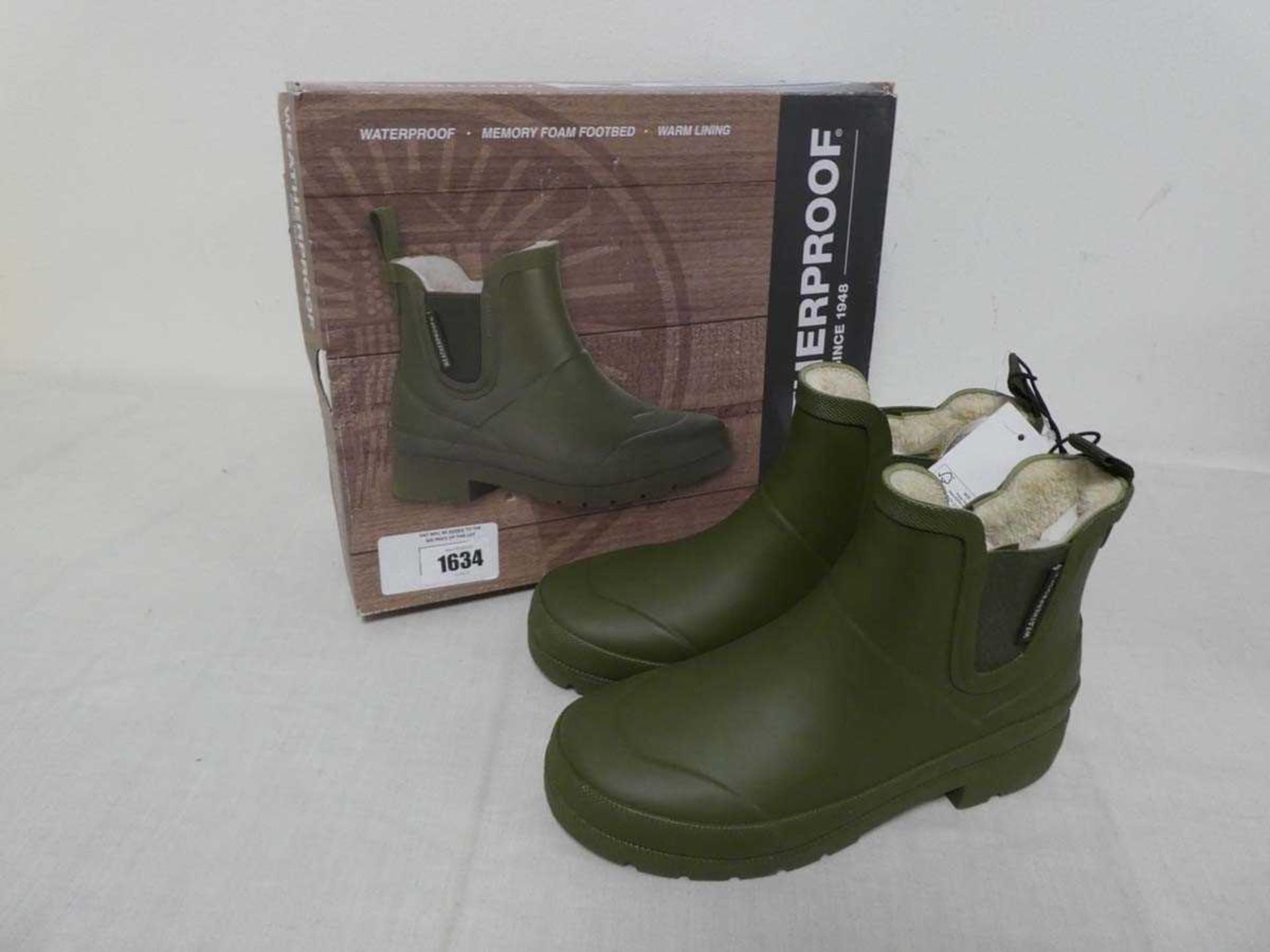 +VAT Pair of boxed womens Weatherproof ankle sock-lined wellies in green (size 4)