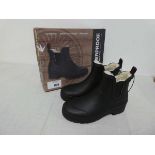 +VAT Pair of boxed womens Weatherproof ankle sock-lined wellies in black (size 4)