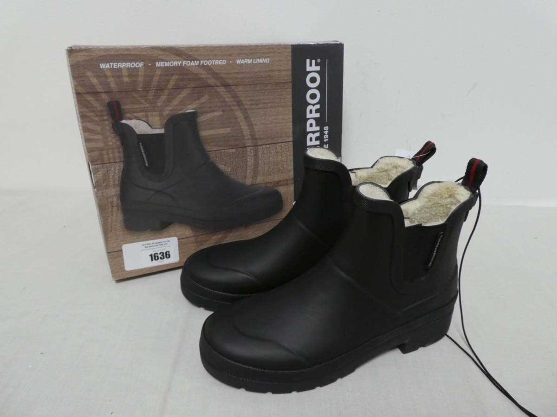 +VAT Pair of boxed womens Weatherproof ankle sock-lined wellies in black (size 6)