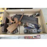 Shallow tray containing qty of vintage carpentry hand tools to include saws and planes