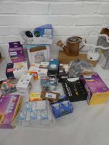 +VAT Collection of lightbulbs and lamps incl. astronaut starry sky projector, watering can, garden