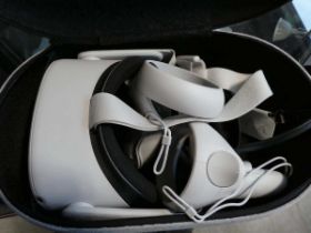 +VAT Oculus Quest 2 VR headset in case