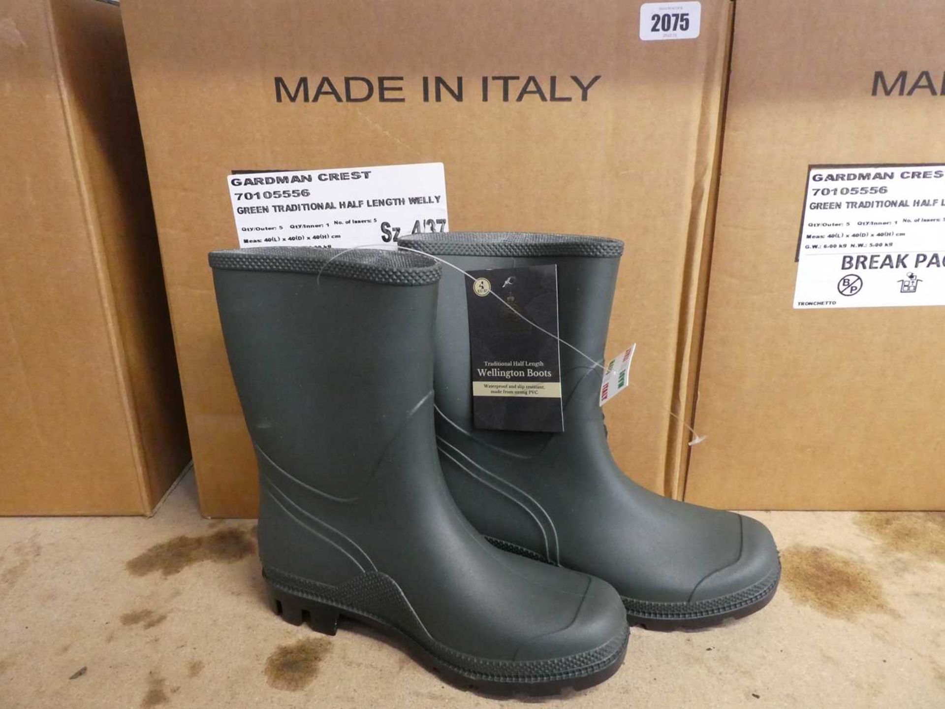 Box containing 5 pairs of Kent and Stowe green traditional half length wellies - size UK4 - Image 2 of 2