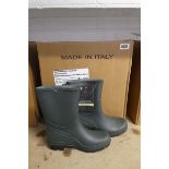 Box containing 5 pairs of Kent and Stowe green traditional half length wellies - size UK4