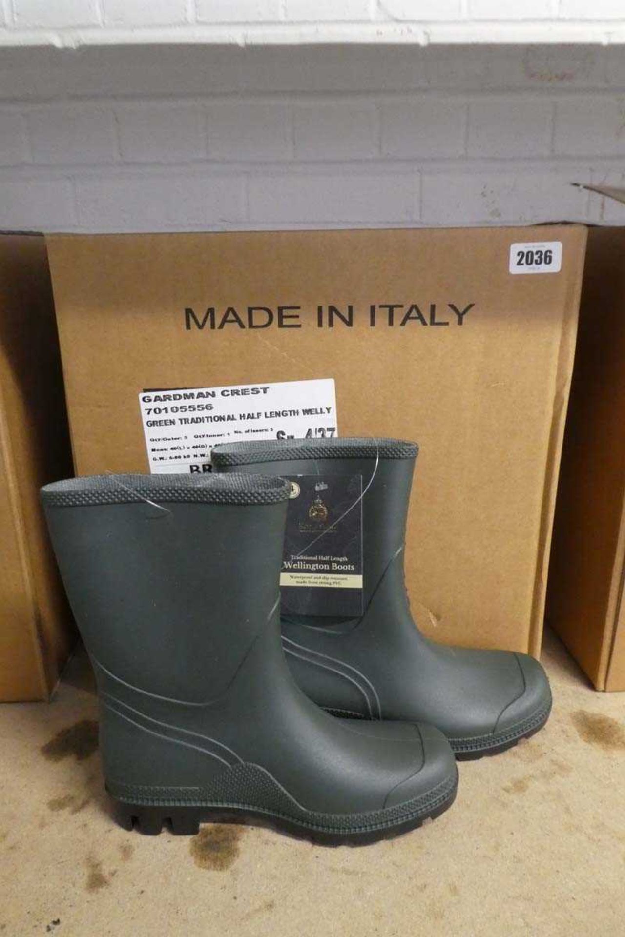 Box containing 5 pairs of Kent and Stowe green traditional half length wellies - size UK4