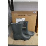 Box containing 5 pairs of Kent and Stowe green traditional half length wellies - size UK4