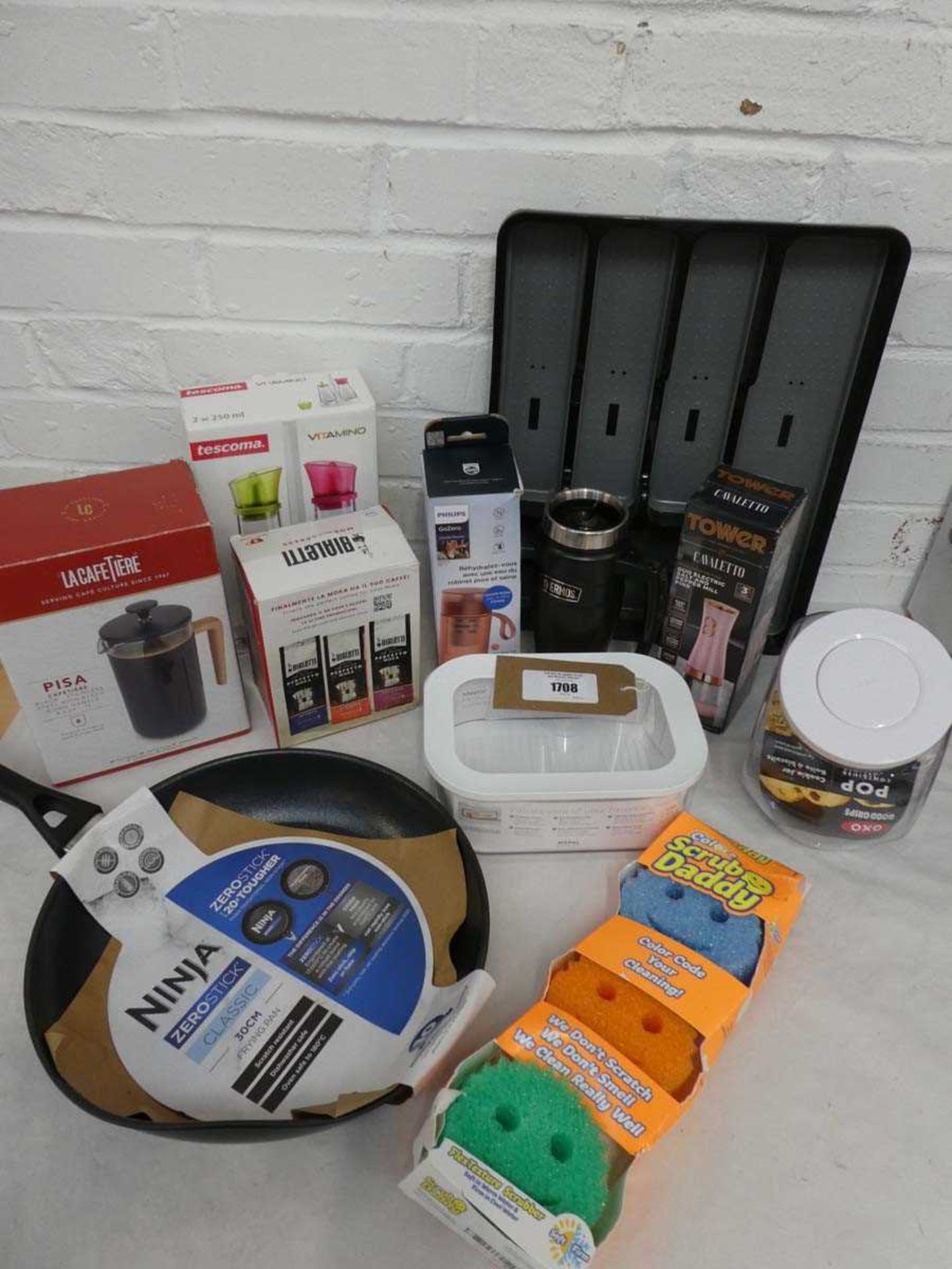 +VAT Various items to include Ninja zero stick classic 30cm frying pan, La Cafetiere, Tower duo