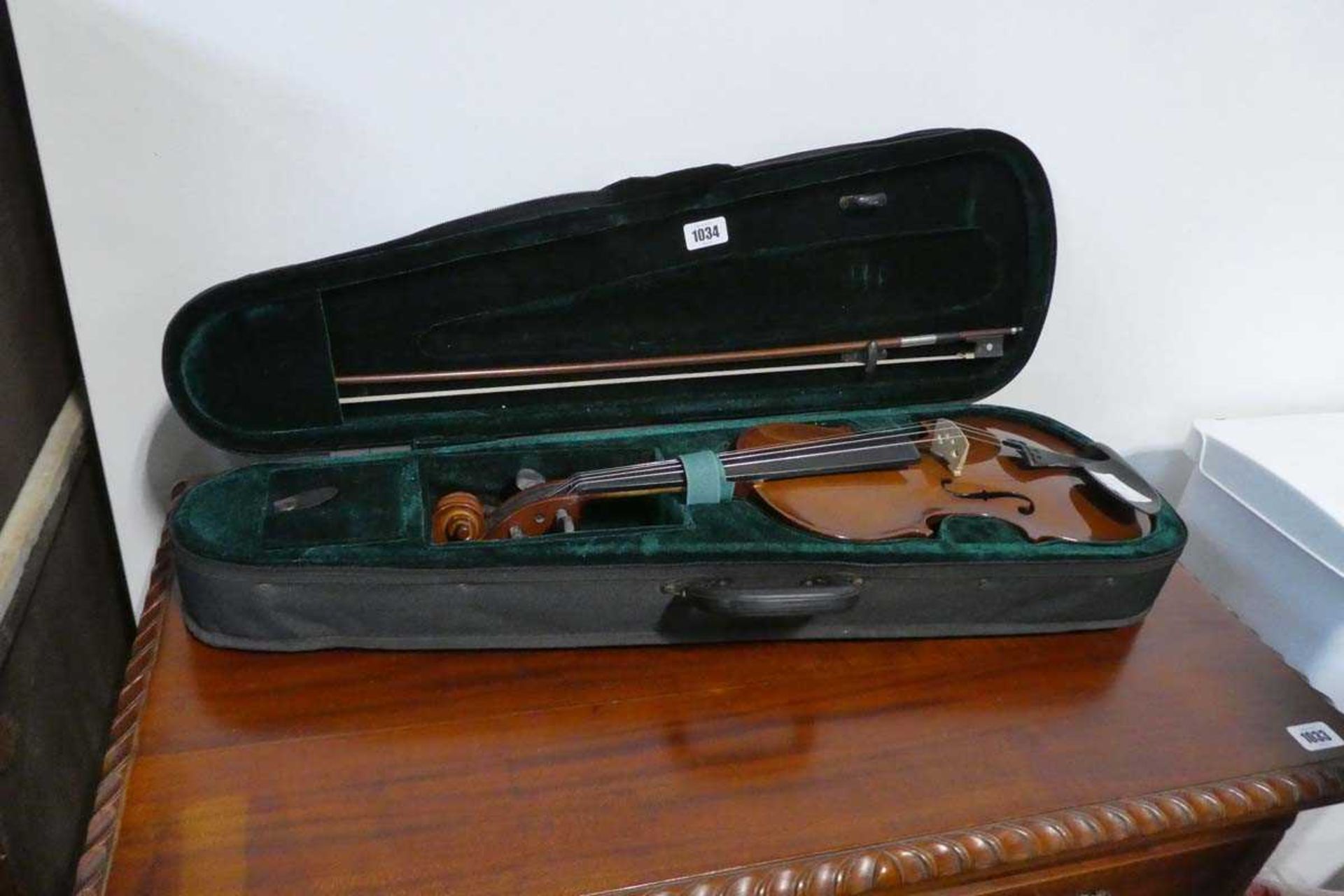 Pazatino 4/4 violin and bow in soft carry case