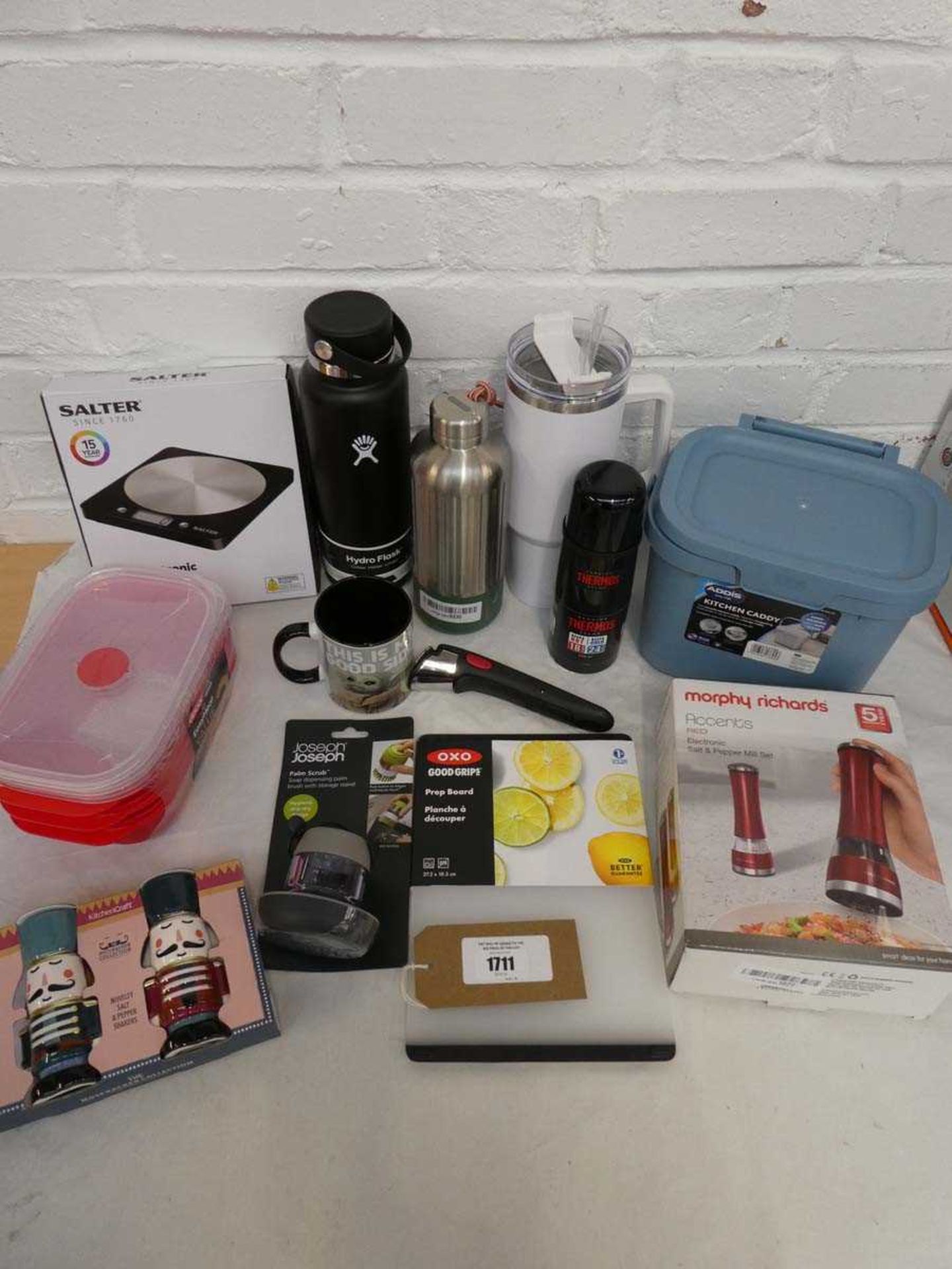 +VAT Various items to include Salter electronic kitchen scale, hydro flask, Joseph Joseph palm scrub