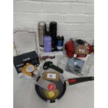 +VAT Various items to include black thermos, silver thermos, purple hydro flask, Aladdin thermovac