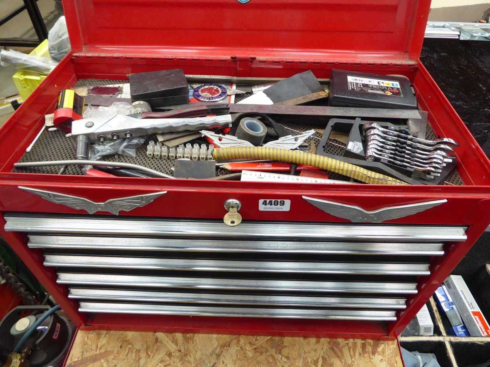 Large double drawer toolbox containing assorted tools inc., spanners, pot riveters, files, blades, - Image 2 of 5