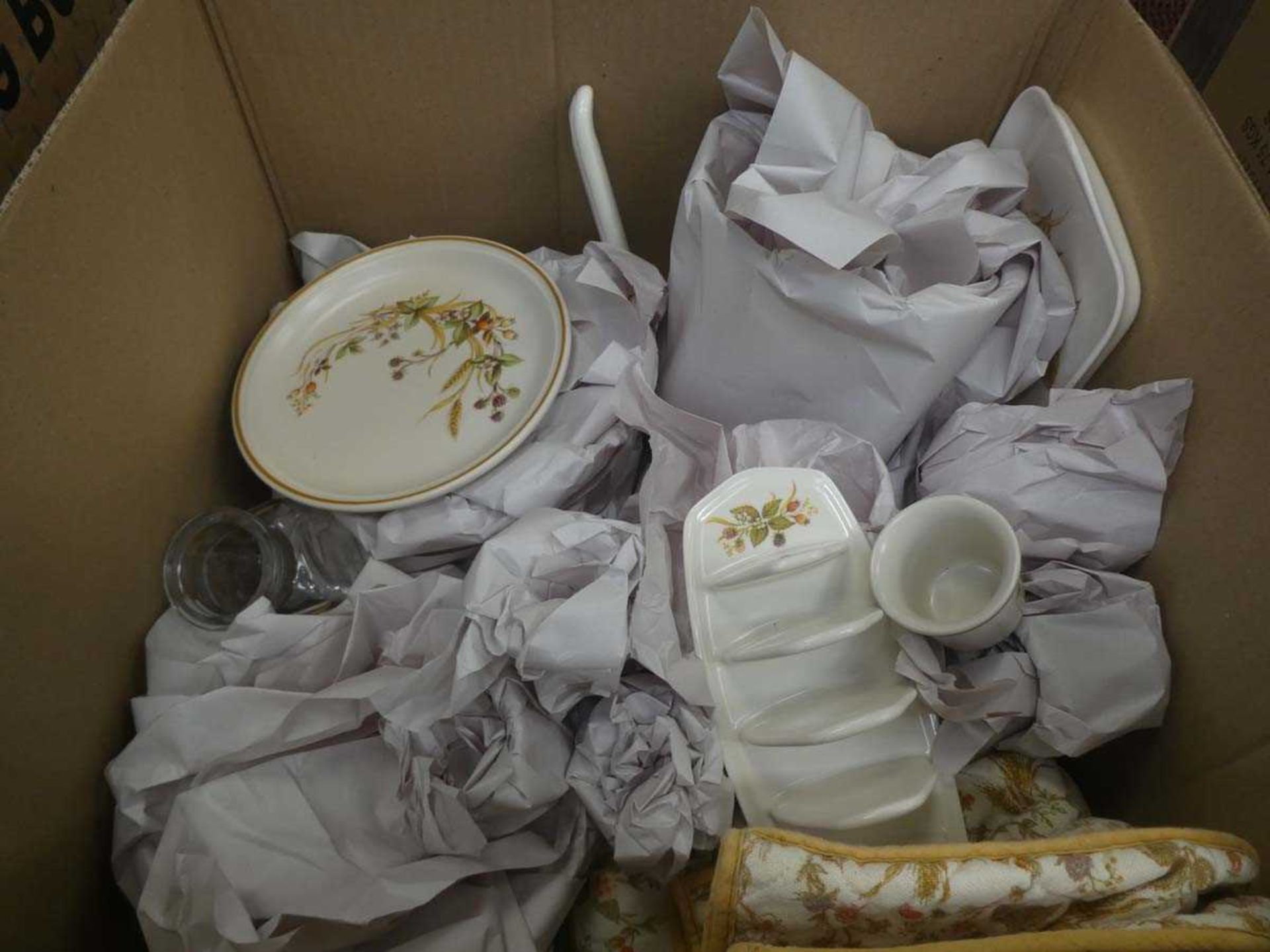 2 boxes containing harvest patterned crockery - Image 2 of 3