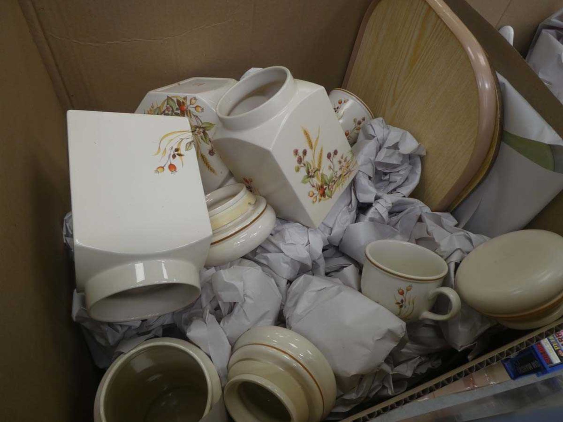 2 boxes containing harvest patterned crockery - Image 3 of 3