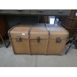 Travelling trunk with wooden ribs