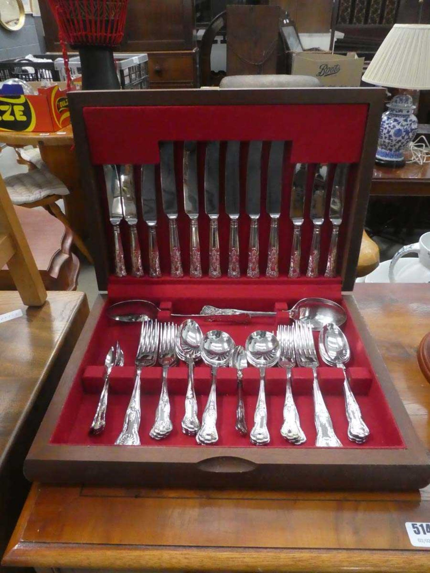 Cased king's patterned cutlery set