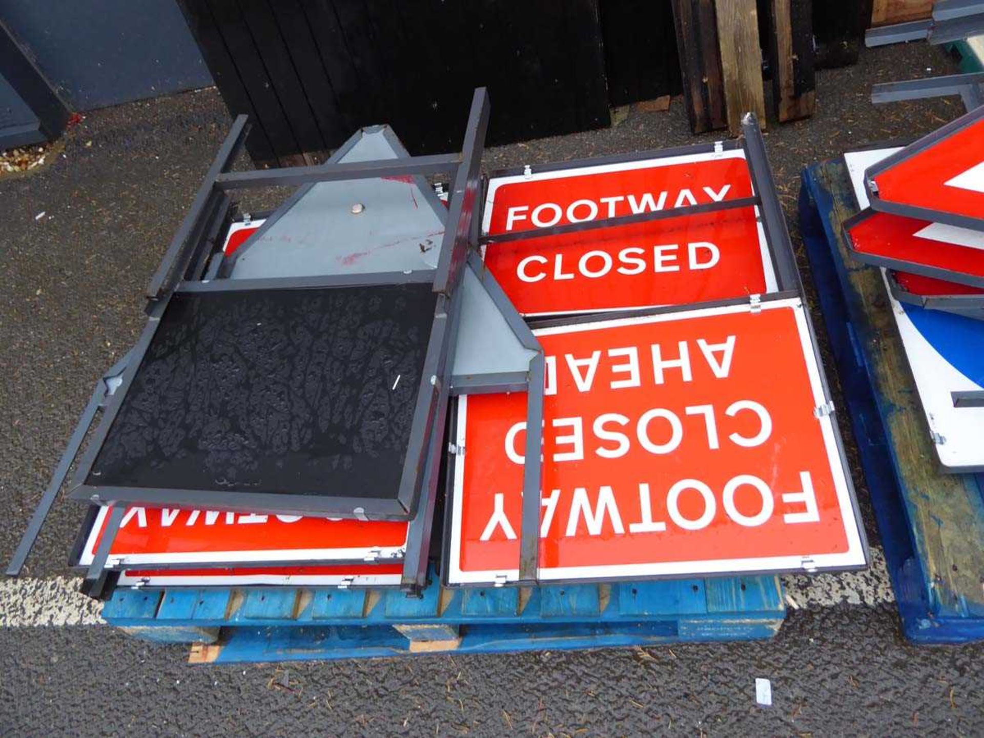 2 pallets of assorted metal road signs - Bild 2 aus 3