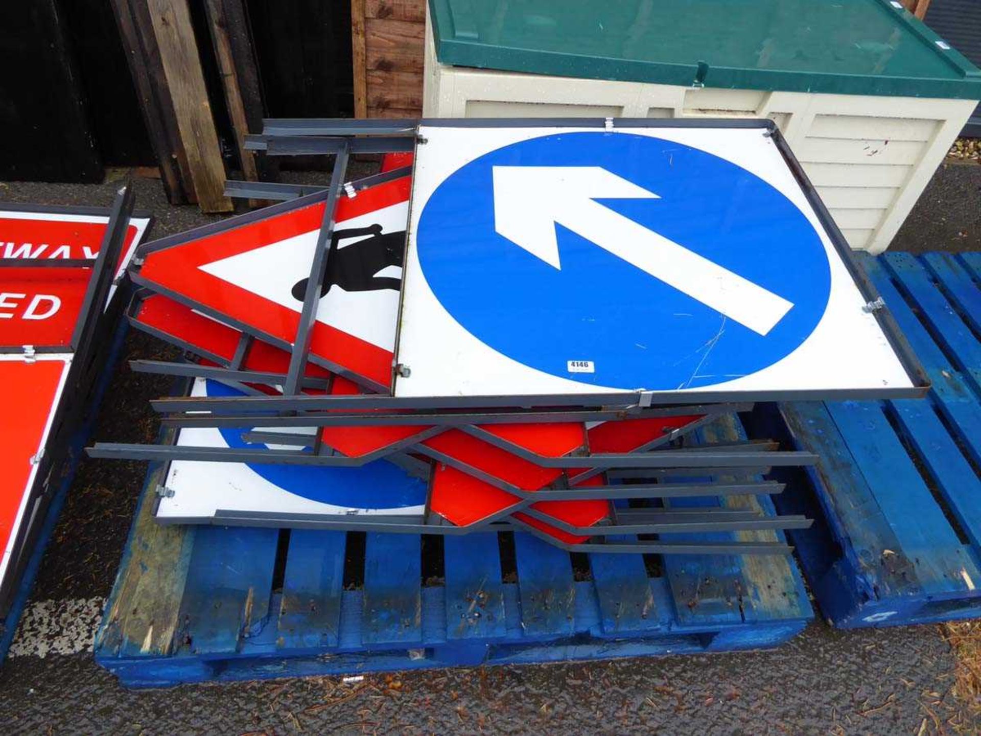 2 pallets of assorted metal road signs - Bild 3 aus 3