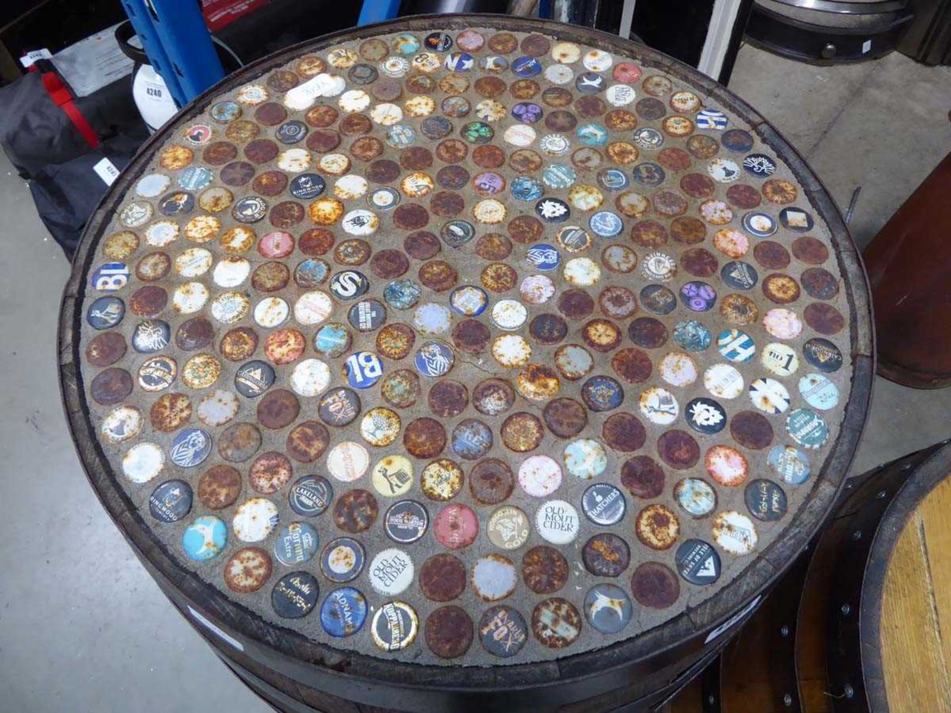 Large beer barrel table with bottle top lid - Bild 2 aus 2