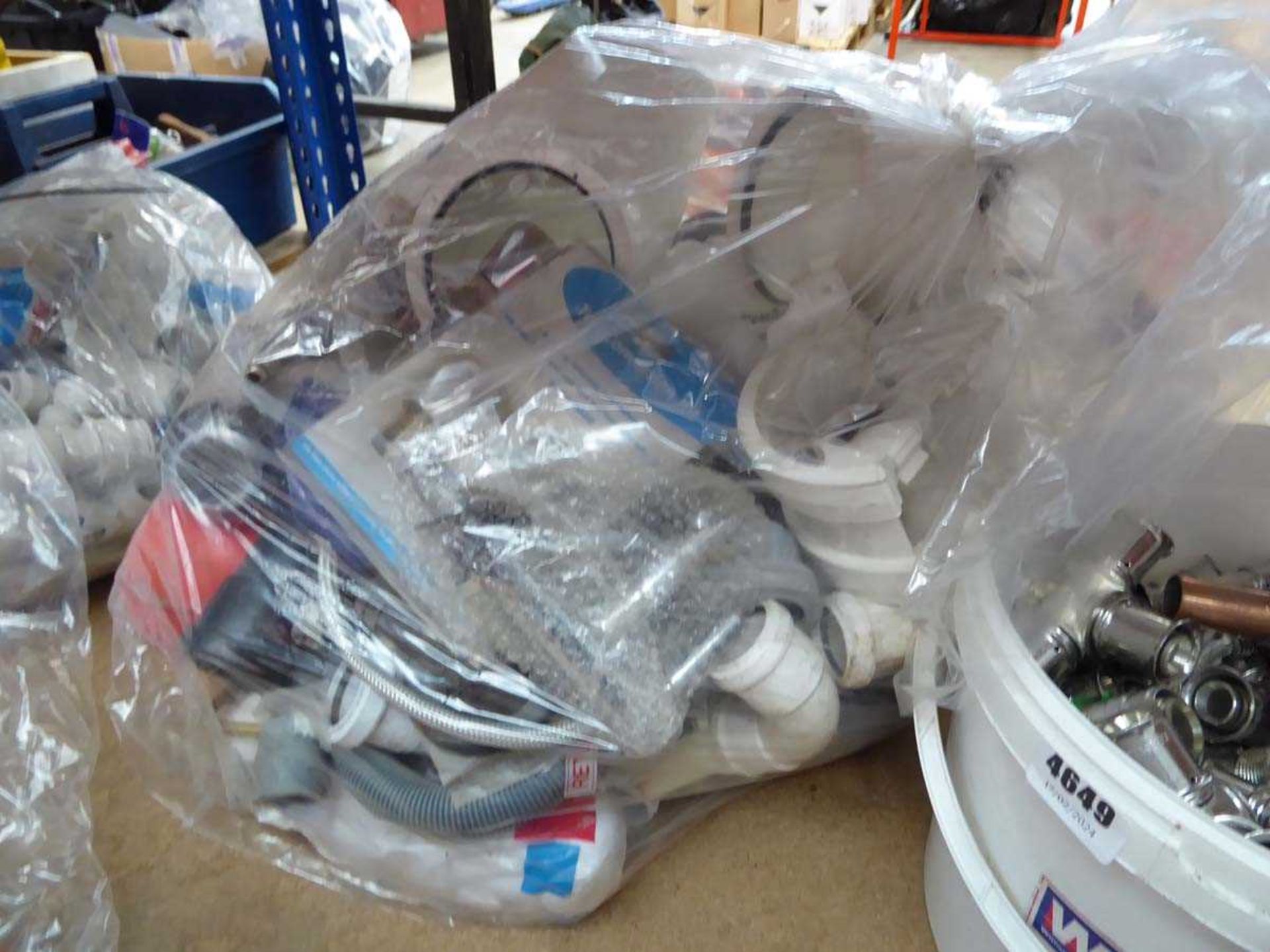 2 bags of plumbing fittings to inc. speedfit push fits and a bucket of plumbing fittings - Image 3 of 4