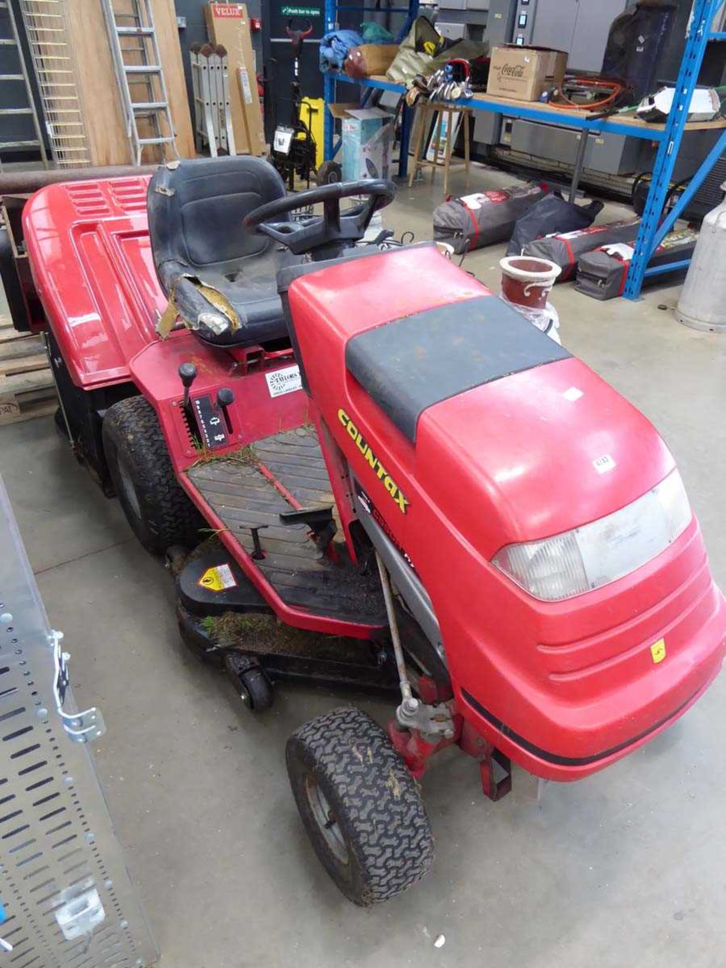 Countax 93cm cut petrol powered ride on mower with grass box and brush - Image 5 of 6