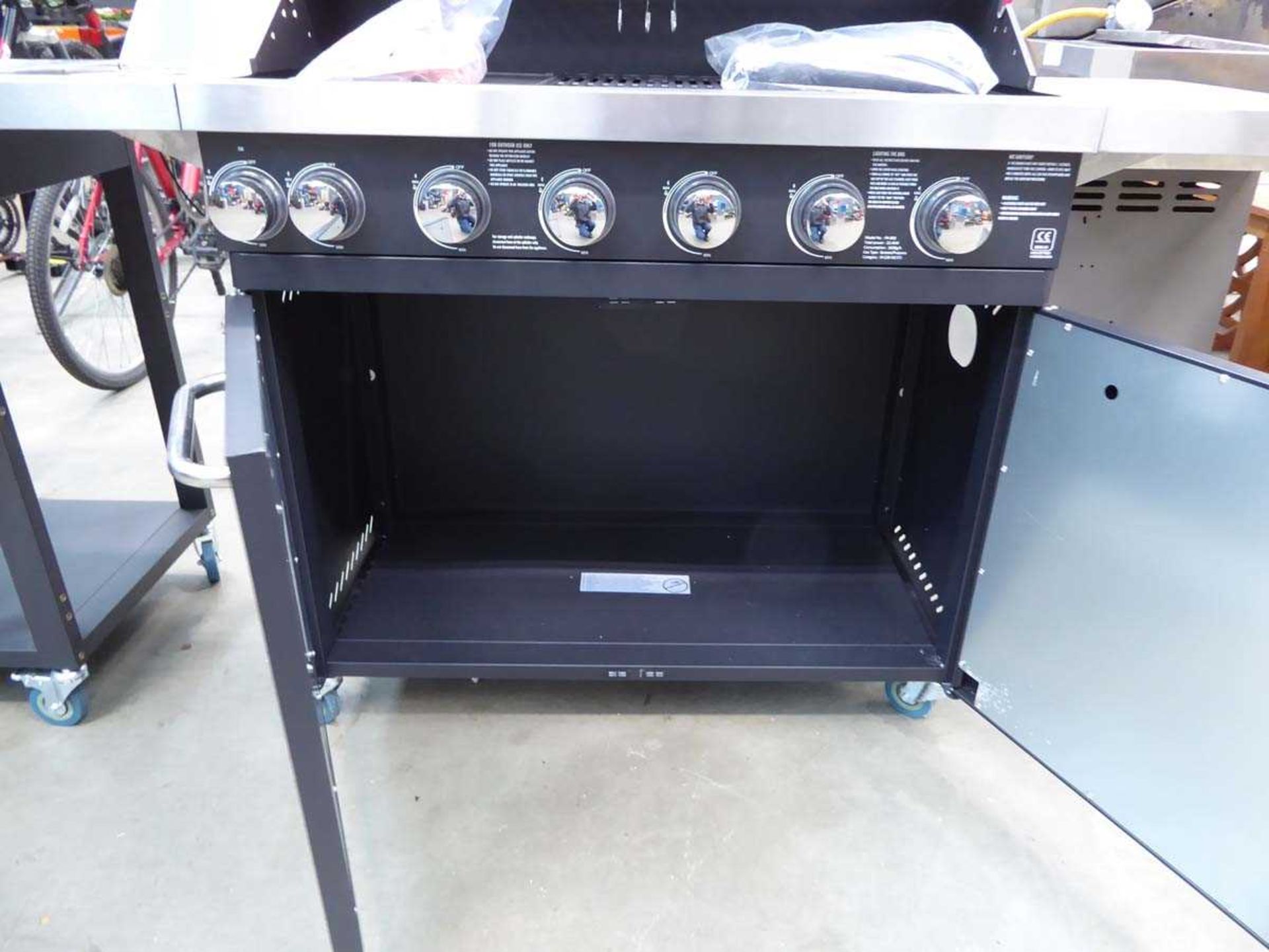 Large gas BBQ with sink and kitchen extension - Image 5 of 7