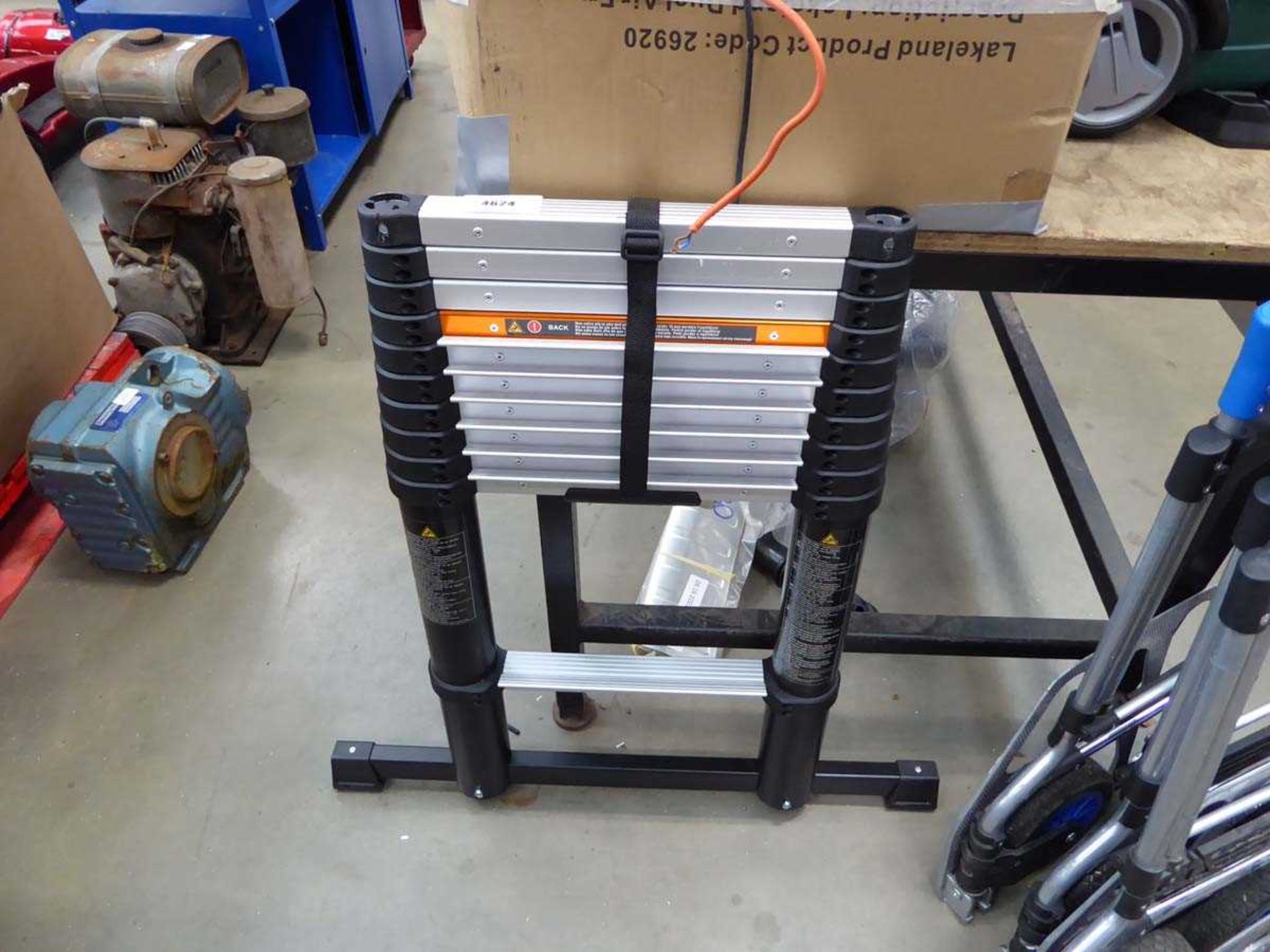 +VAT Telescopic ladder