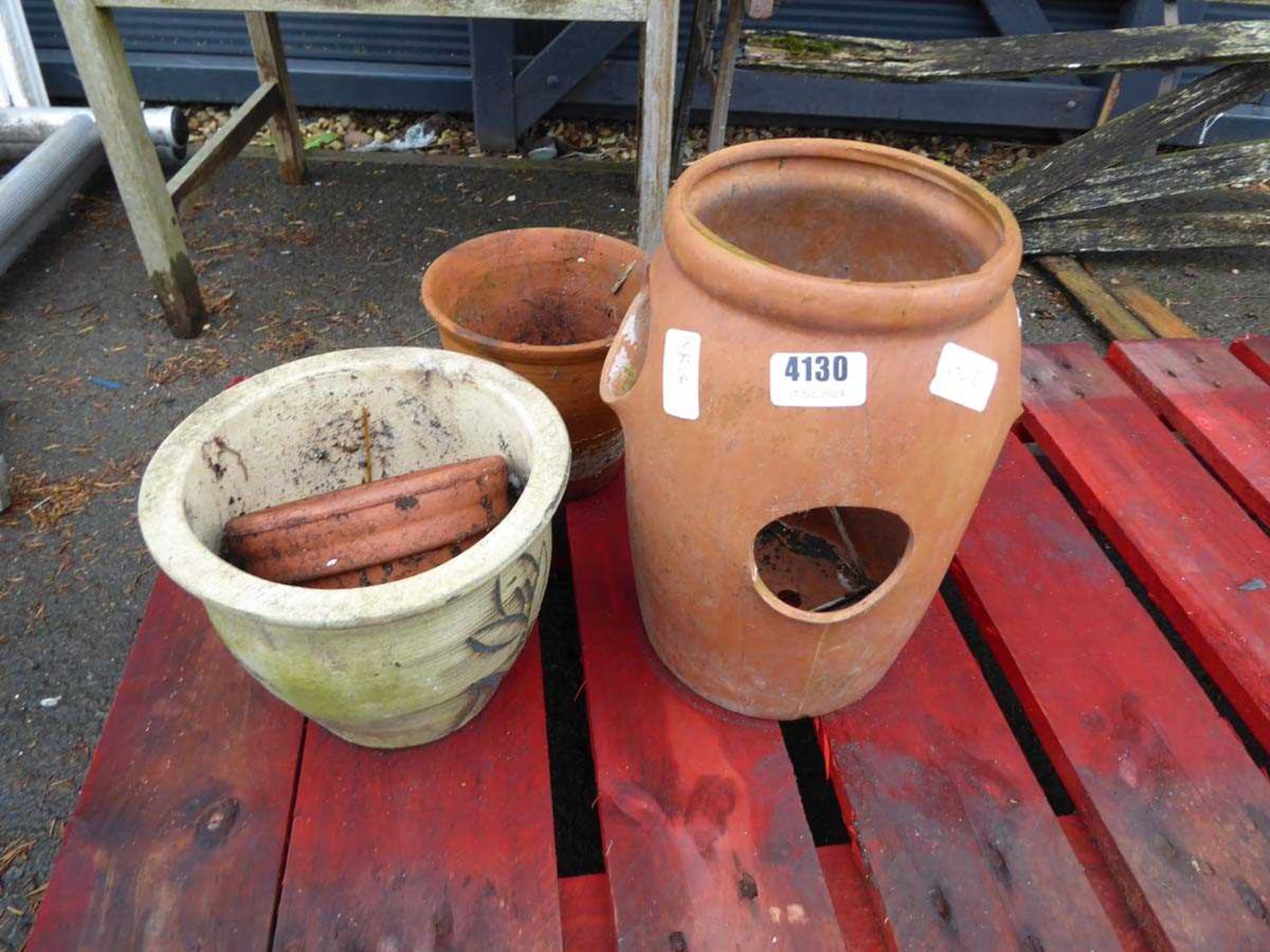 Small quantity of garden pots
