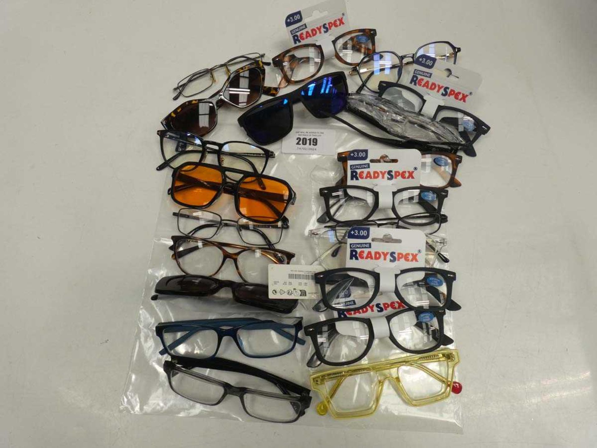 +VAT Quantity of mostly loose reading glasses