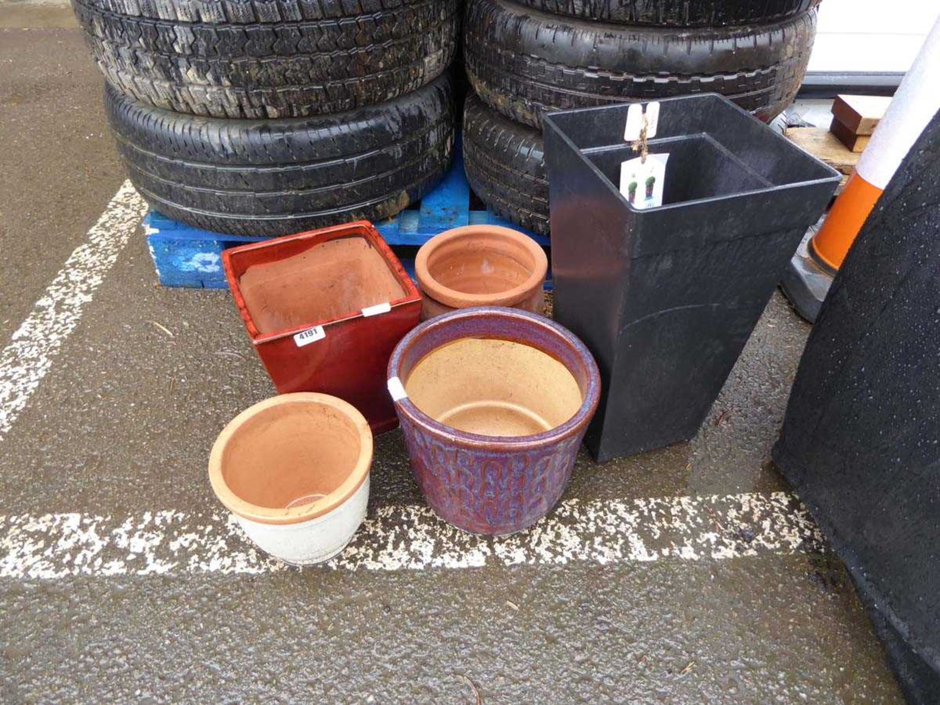 Small quantity of garden pots