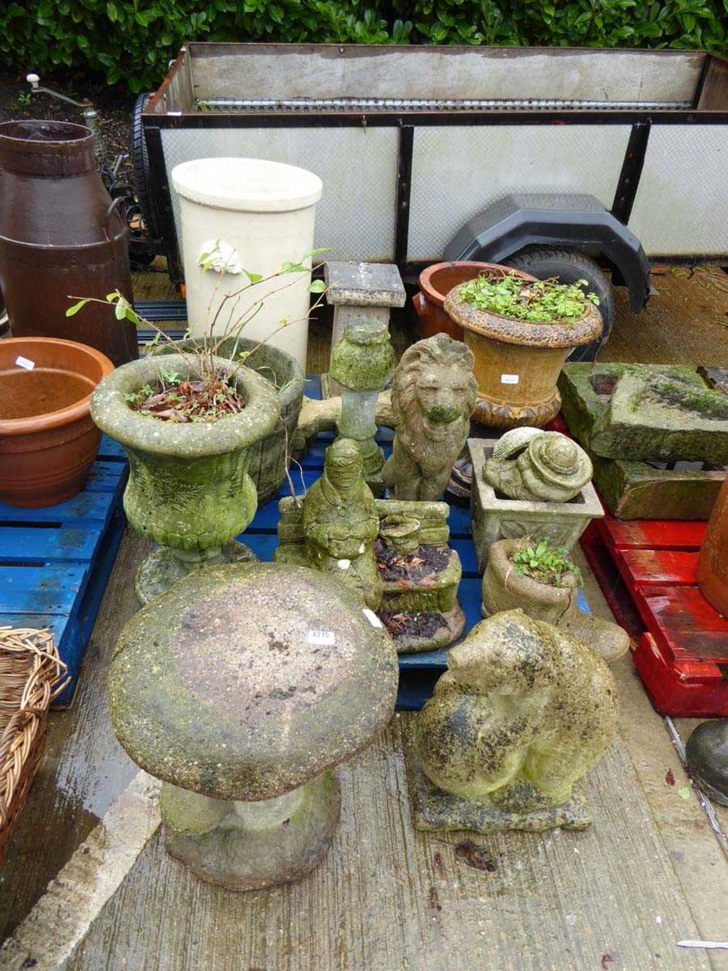 Pallet of items including large mushroom, plant pots, concrete statues etc.