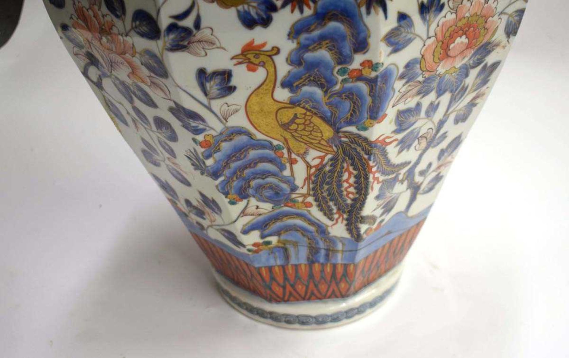 A Chinese covered jar of shouldered octagonal form decorated in the imari palette with exotic - Image 4 of 6