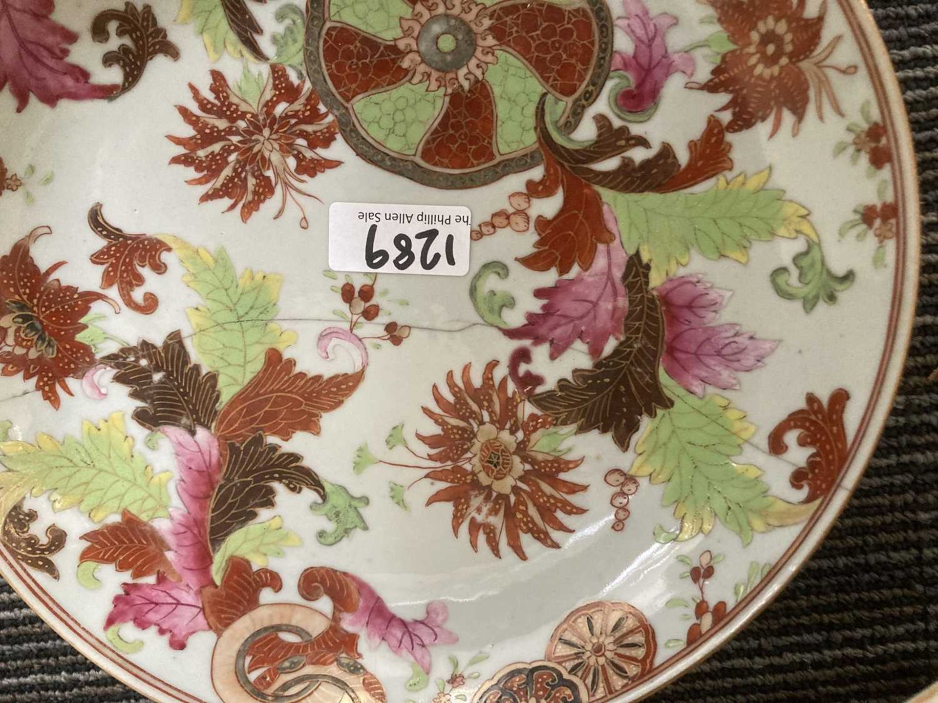 A Chinese shallow dish of octagonal form decorated with blossoming branches in the famille rose - Bild 23 aus 41